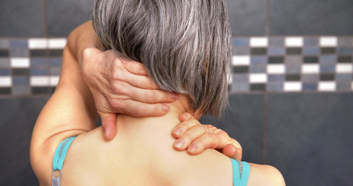 <strong></noscript>How to give yourself a neck and shoulder massage</strong>